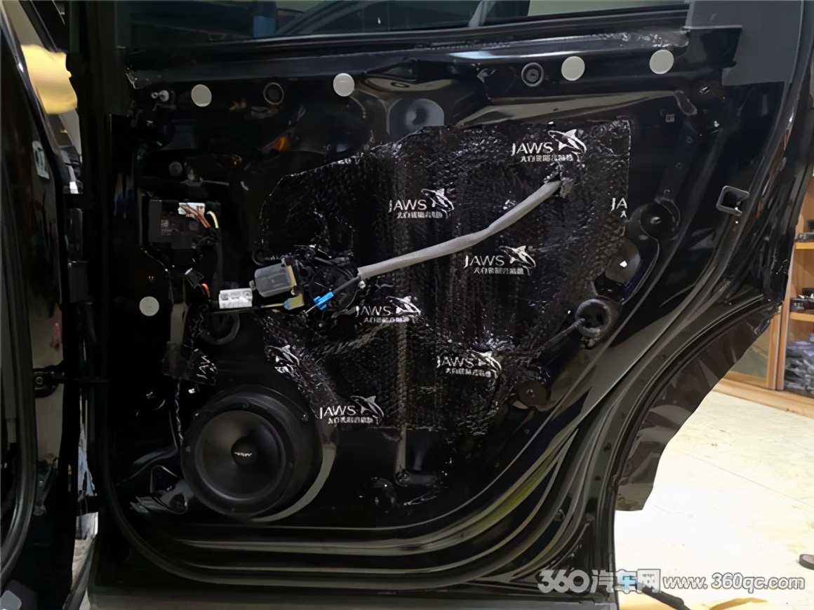 奥迪q7改装案例亮黑套件,新款奥迪q7改装智能大屏