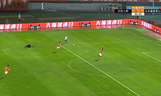 中超外援戏耍本土球员,中超外援过人被打