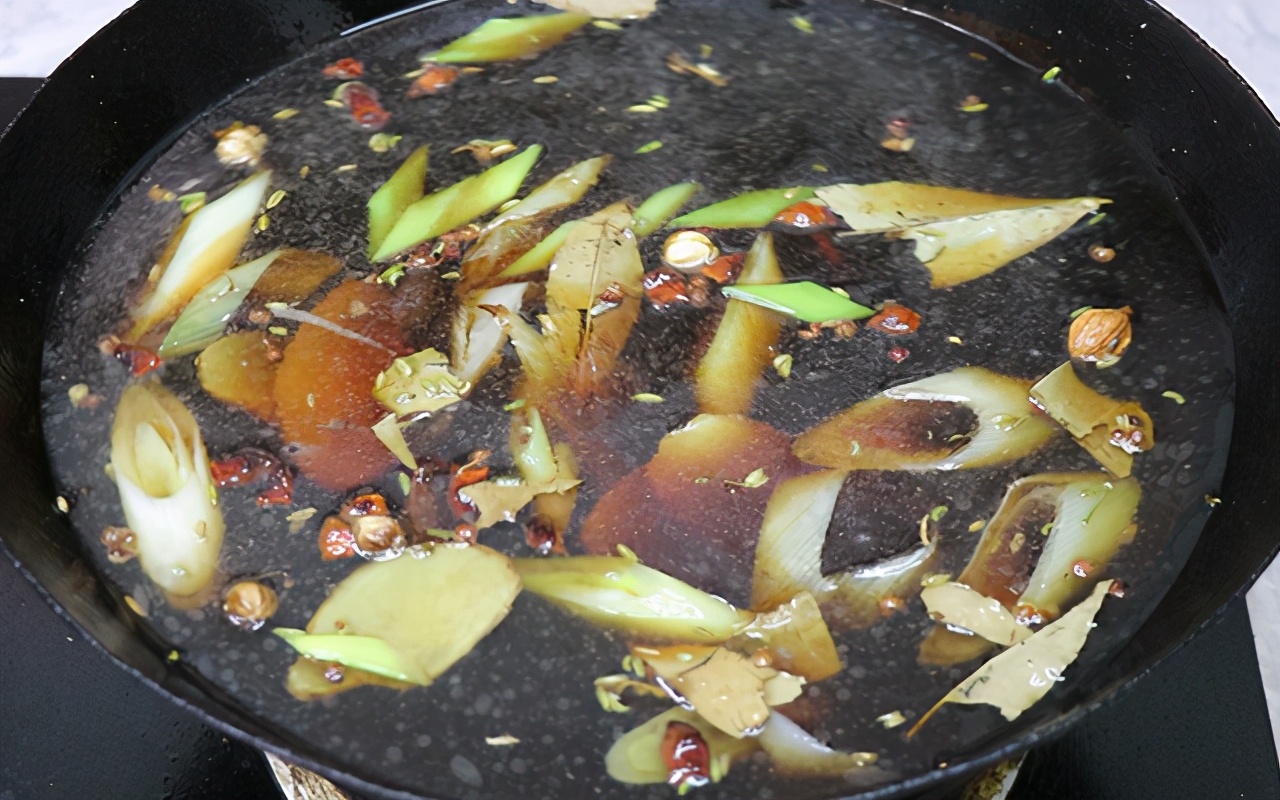 猪肝好吃但难卤,不要直接下锅,记住2个小技巧,鲜嫩不老无腥味