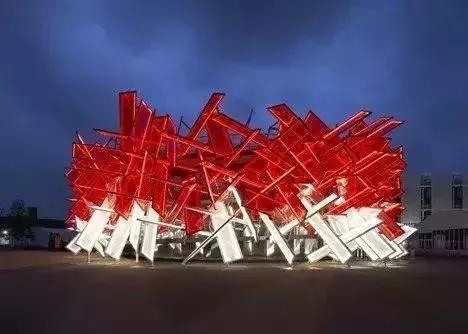 它比虚无的黑洞更黑，让全世界的瞳孔无法聚焦