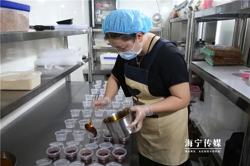 开了宝马卖凉皮,90后小伙创业卖凉皮