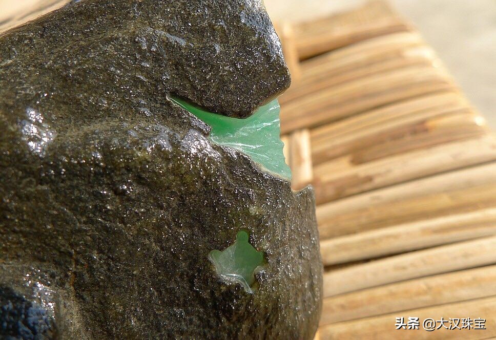 缅甸翡翠市场半开窗料子,缅甸翡翠开料子视频