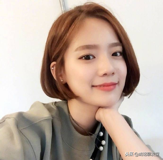 四十岁的女人圆脸型适合什么发型,圆脸四十岁的女人适合什么发型