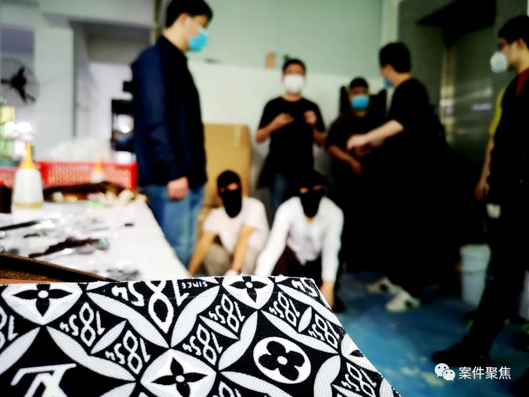 广东假冒lv包涉案案件,查获国内假冒lv名牌服装销售案