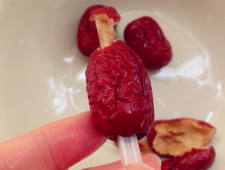 银耳羹出胶小窍门,煮银耳羹没锅盖怎么办