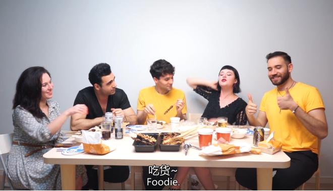 从拒绝到真香！外国人体验中国重口味宵夜，场面爆笑