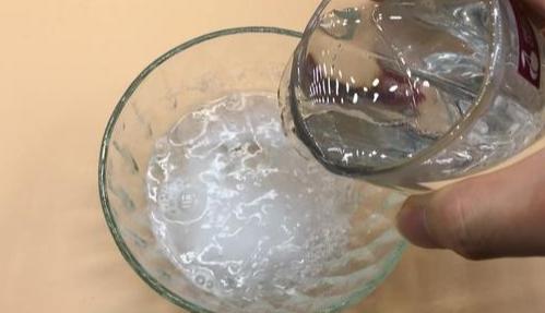 洁厕灵去除马桶内部的尿垢的方法,马桶底部黄渍顽固用洁厕灵洗不掉