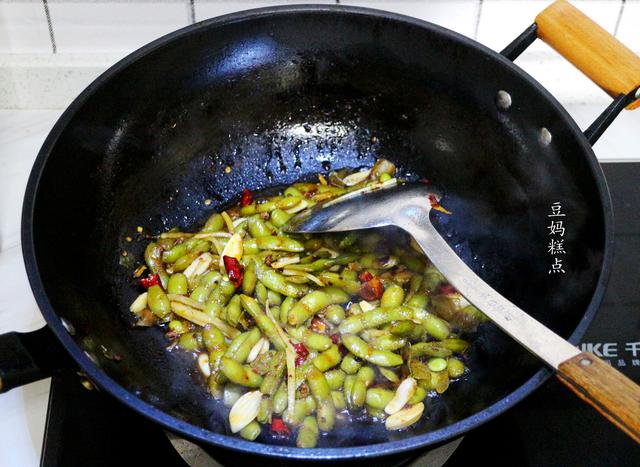 天热最爱，买1斤毛豆，加2勺盐简单一煮，一盘子也不够吃