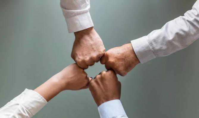 鑱旇鎺ц偂,鑱旇鎺ц偂闆嗗洟鑰佹澘鏄皝