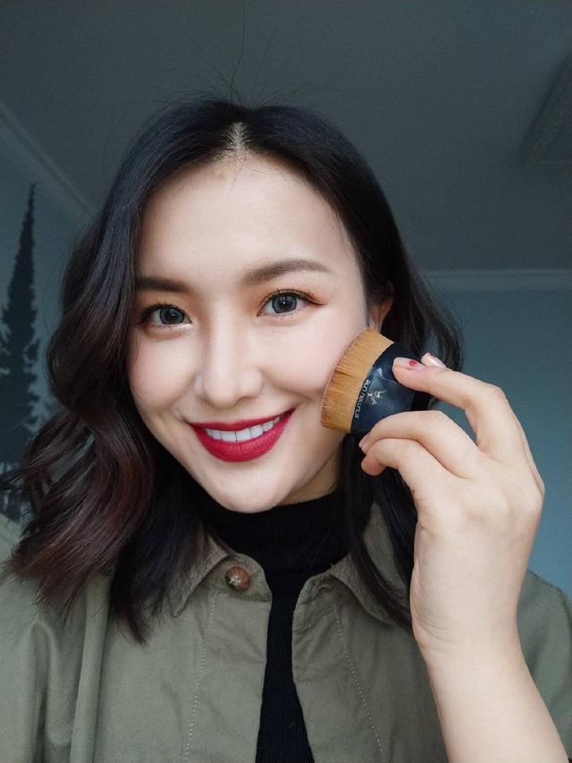 papi酱签约艺人遭家暴，被前任扇耳光烫烟头，男方这表现毫无悔意