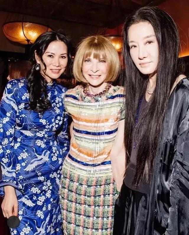 70岁左拥几十亿身家，右拥34岁小鲜肉，堪称邓文迪萧亚轩结合版