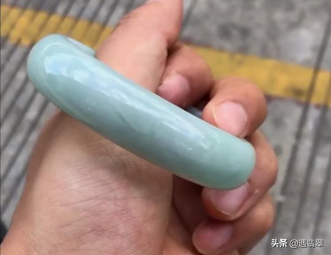 为什么有的翡翠手镯便宜有的贵,为什么有的翡翠手镯很便宜还好看