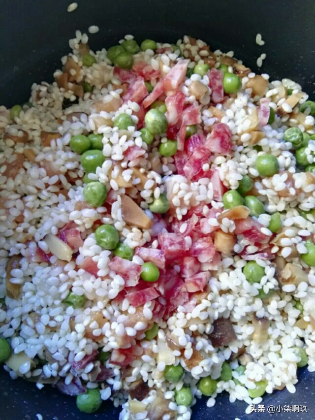 糯米加鸡蛋,微商卖八元一个,在家也能做,操作简单吃五个不过瘾