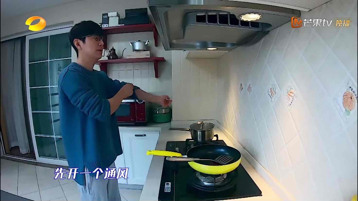 快本男主持私宅公开，嘉哥梳妆台上堆满化妆品，和何老师大有不同