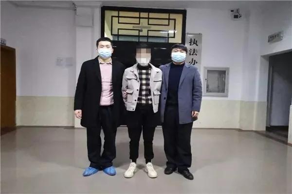 疫情男子卖假口罩被警察抓,贩卖口罩违法犯罪