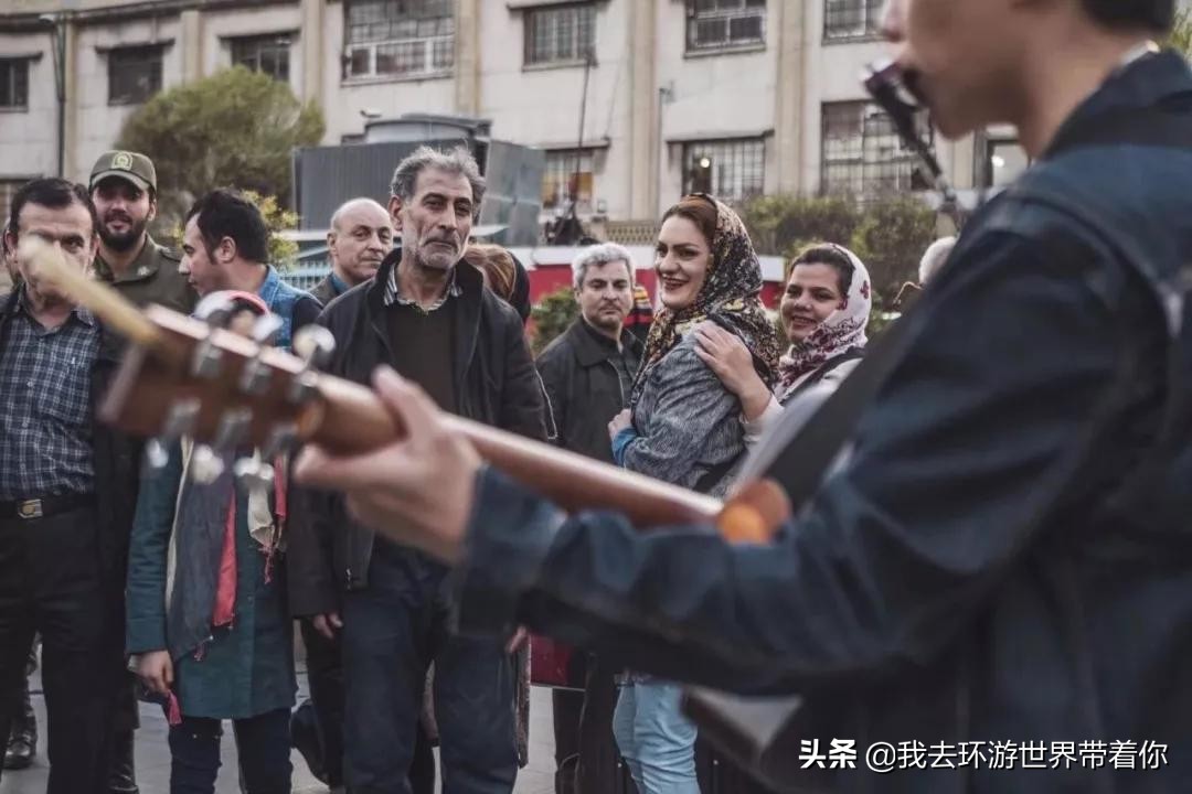 三个人一辆面包车环游世界,3个小伙开面包车