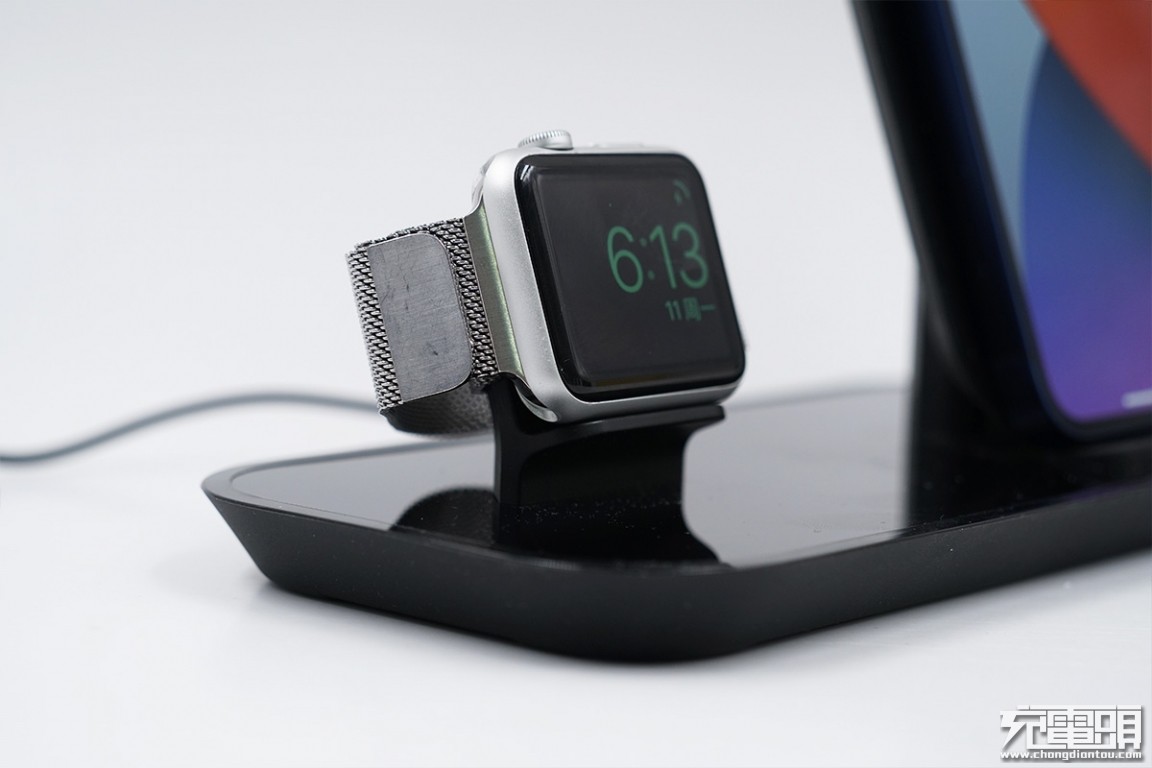 mophie二合一无线充电底座,mophie推出四合一无线充电器