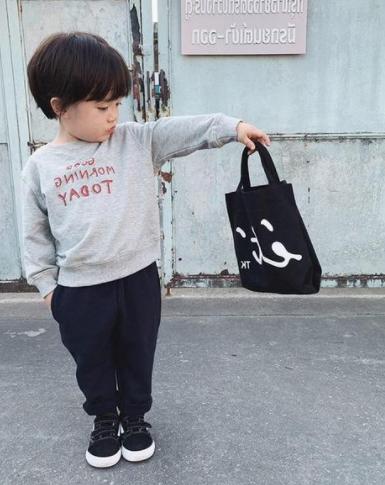 宝宝总是喜欢抱着自己的衣服,宝宝喜欢把喜欢的东西揣口袋里