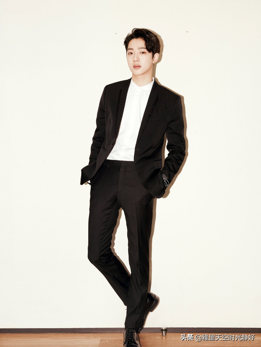 痞帅风男明星壁纸黑色,黑色西装壁纸