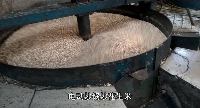专家说农村自榨花生油不能吃,小伙公开榨油过程,专家不说话了