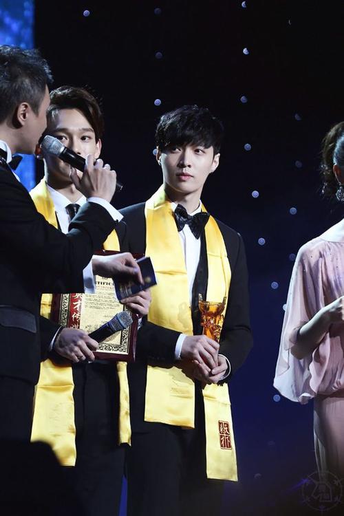 传杨天真和张艺兴闹掰，杨天真发两人跳舞视频辟谣