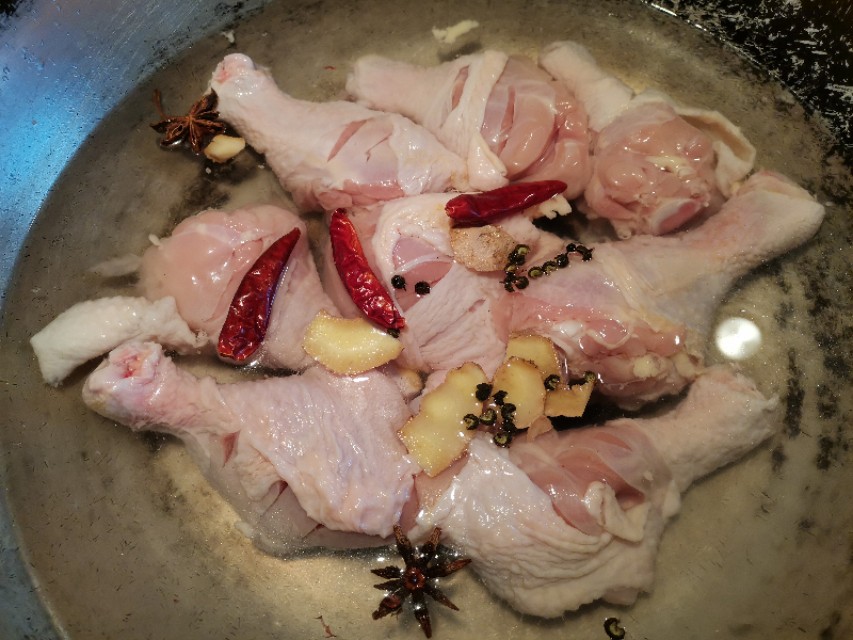 炸鸡腿怎么弄才能外焦里嫩,炸鸡腿如何避免里面没熟