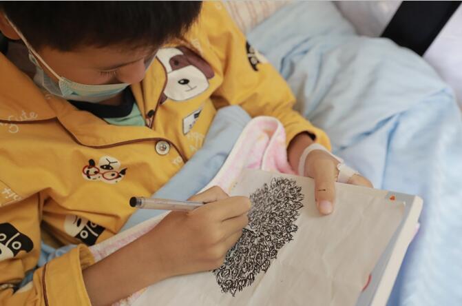 30个医护人员心脏按压5小时！患暴发性心肌的孩子痊愈了