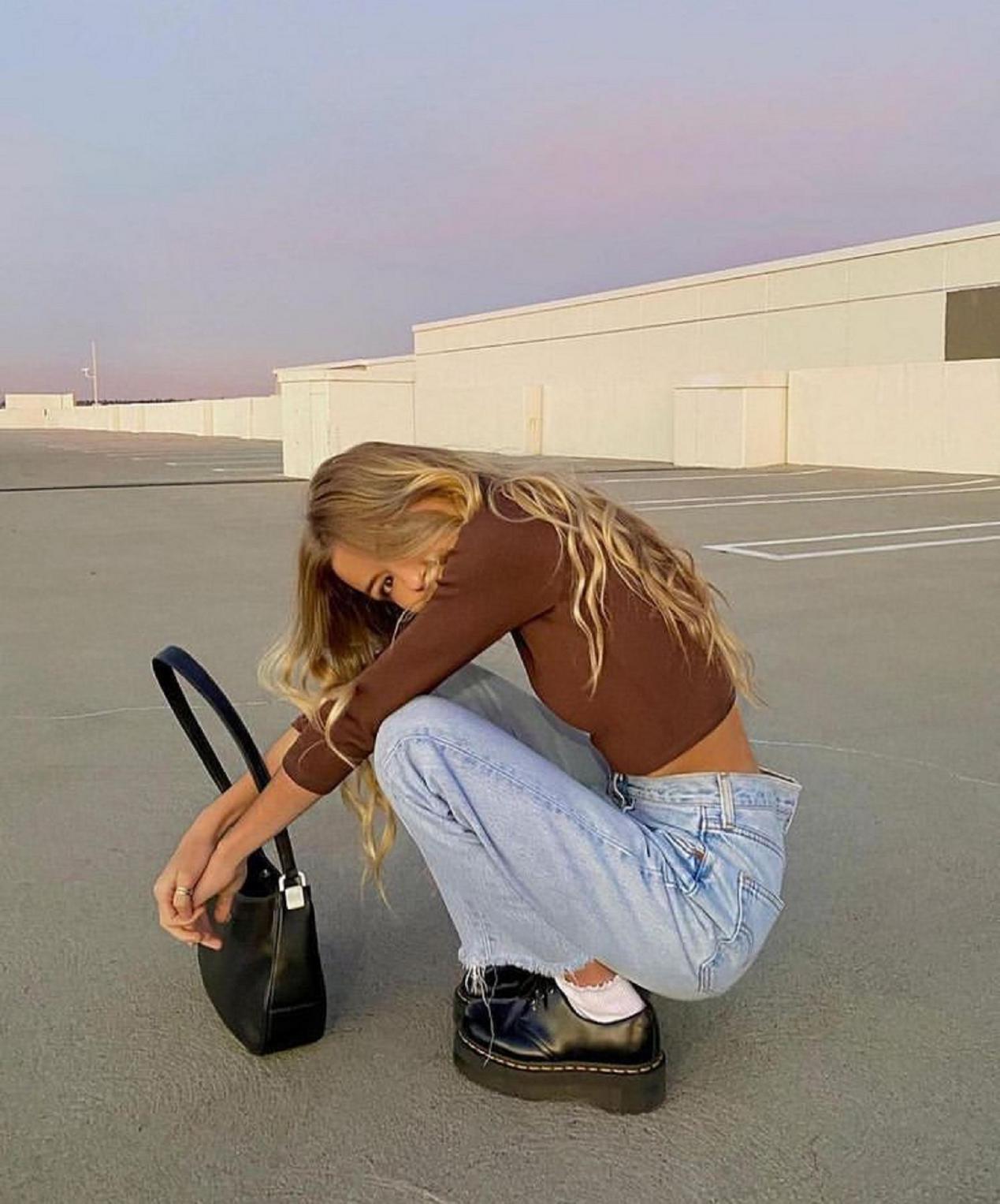 收起你的白球鞋,今年最流行的鞋子洞洞鞋