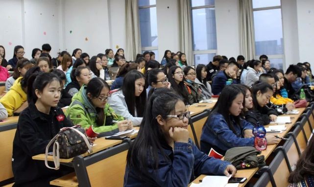 女大学生网购小零食,女大学生网购零食