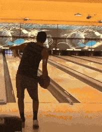 “兄弟睡觉压得胳膊都变色了，要不要叫醒他？”醒来一定很酸爽