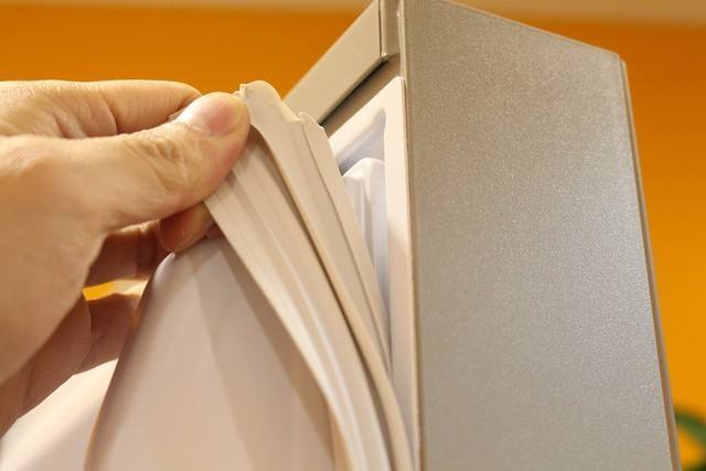 换冰箱胶条视频教程,冰箱胶条老化导致结冰