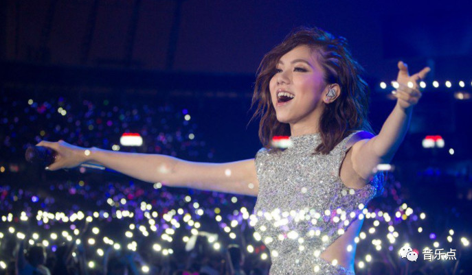 邓紫棋的存在歌手评价视频,前辈评价歌手邓紫棋