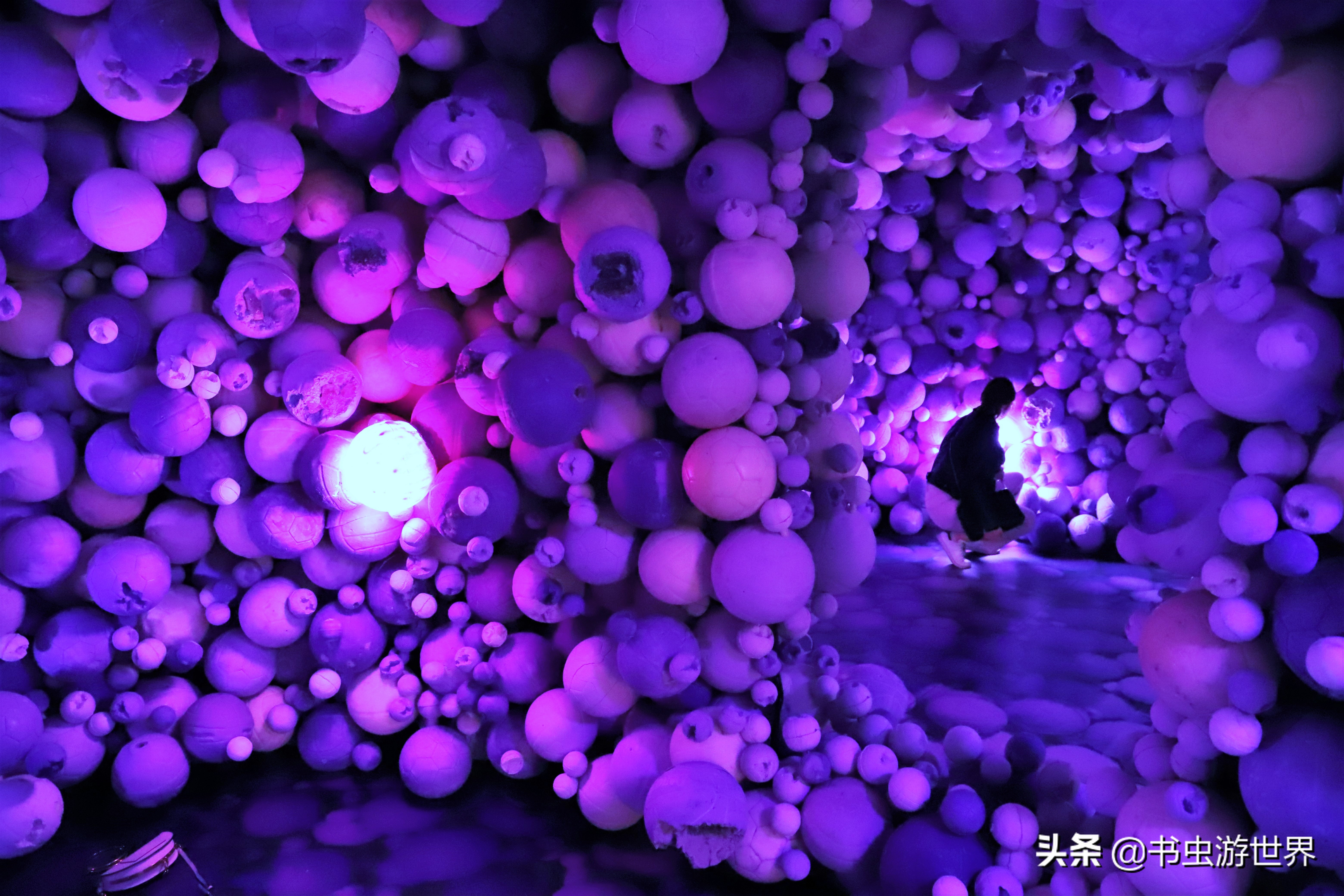 虚拟考古、气球女孩、波点女王：Moco的现当代艺术你能看懂几个？