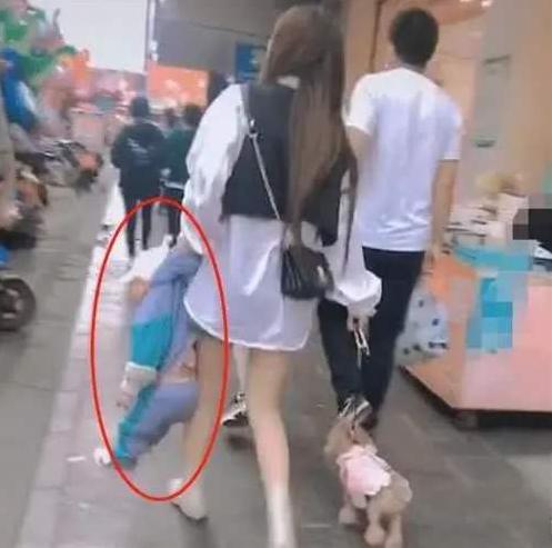 “背篓舅舅”意外走红,带娃搓麻将两不耽误,宝宝的表情太可爱