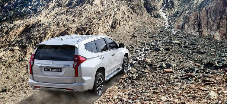 三菱帕杰罗劲畅对比丰田霸道,帕杰罗劲畅和普拉多2700哪个好