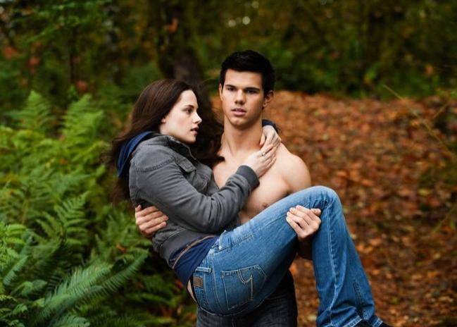 《暮光之城》里的他10年后大变样！27岁生日“暮光女”到场