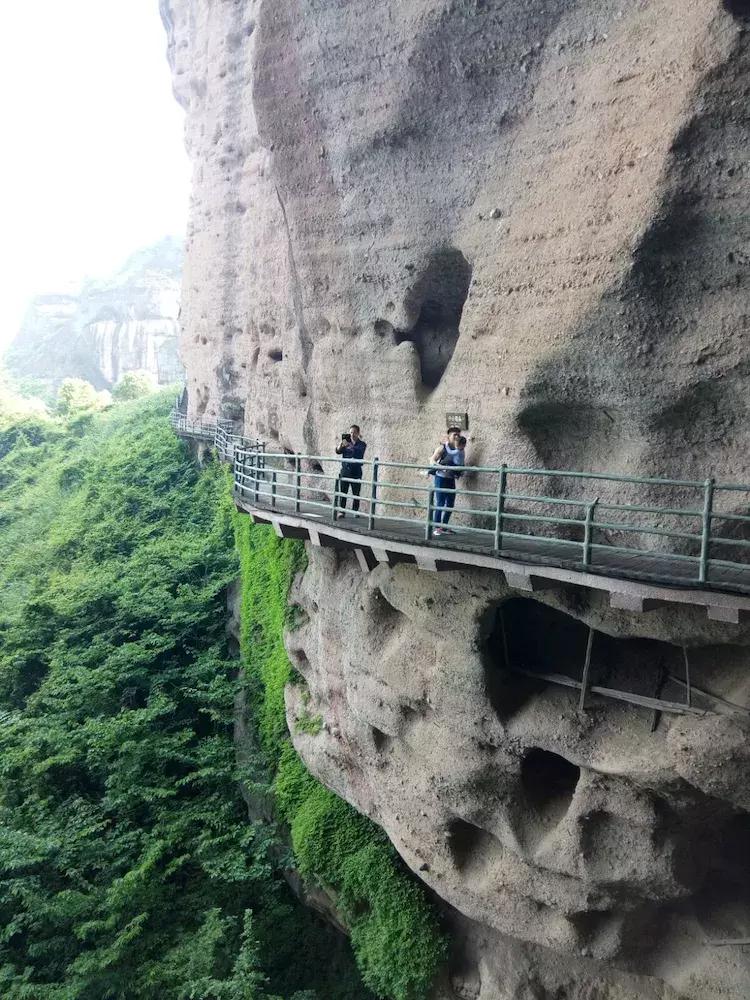 一个让人流连忘返的地方，山清水秀，只需要坐在河边发呆就行。