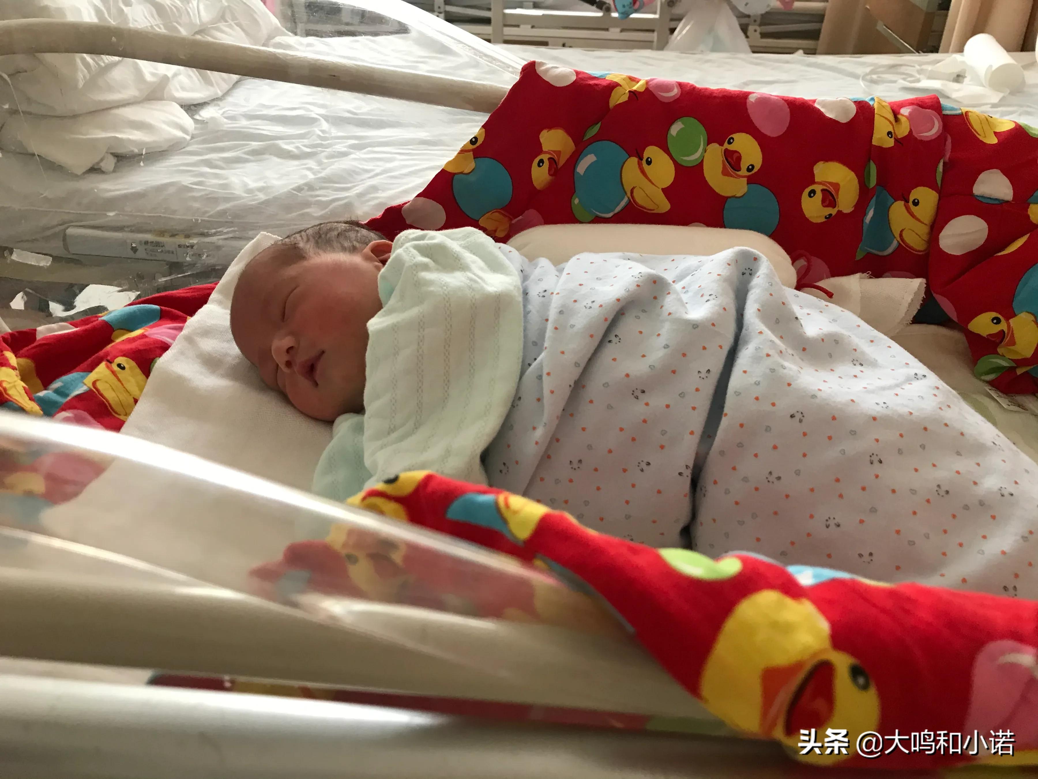 产房内的人世间,产房门口尽显人间百态