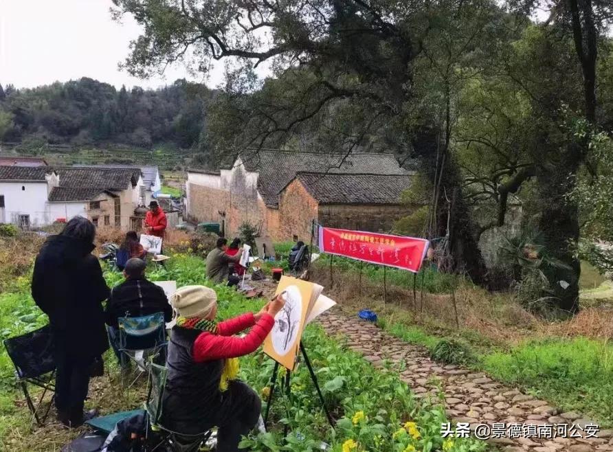 景德镇这个村里，来了一群背画夹的人