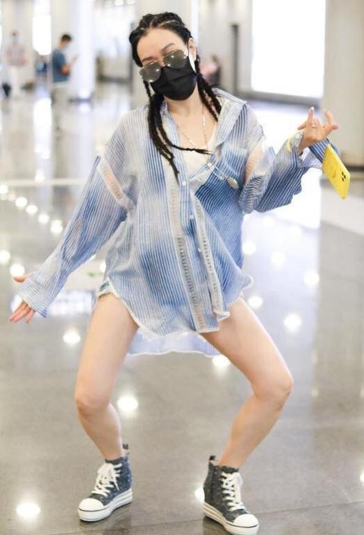 钟丽缇年轻时候穿搭,女人上了年纪不要穿的太老气