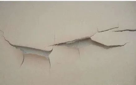 墙面返黄怎么处理,墙面泛碱原因和治疗方法