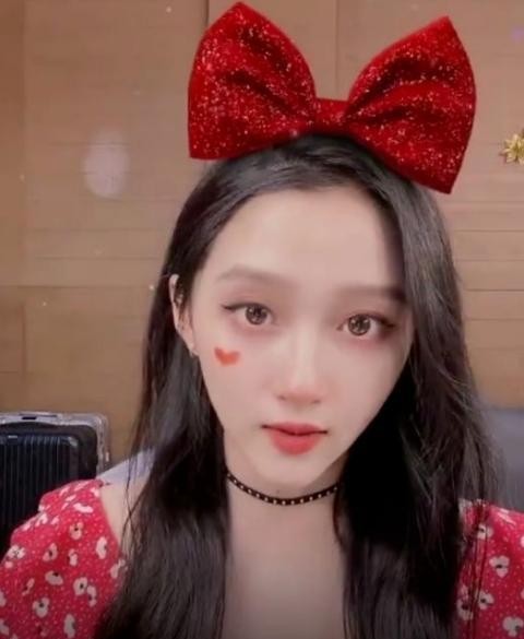 关晓彤亮闪闪的眼妆,关晓彤用口红涂眼妆