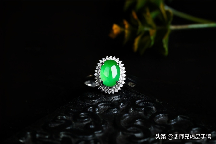 来看看翡翠戒指佩戴在不同手指上的含义