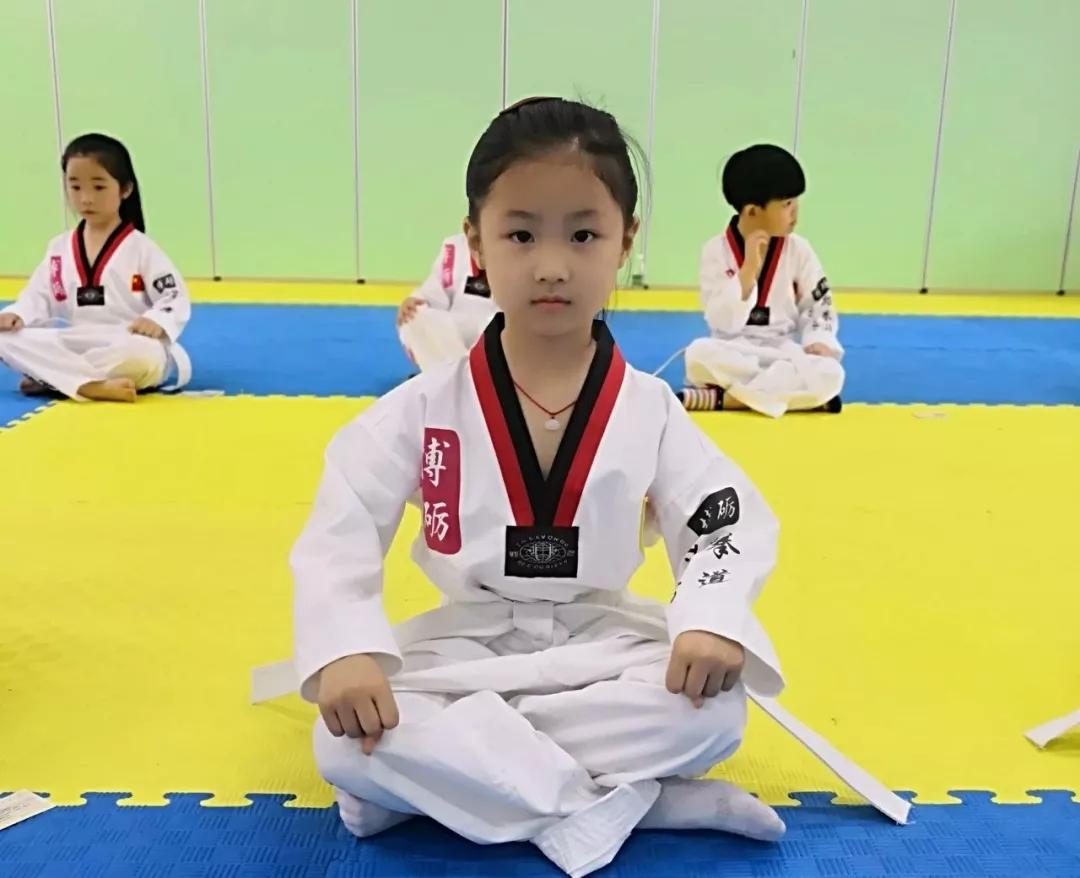 跆拳道什么级别穿黑色道服,跆拳道训练适合穿什么衣服