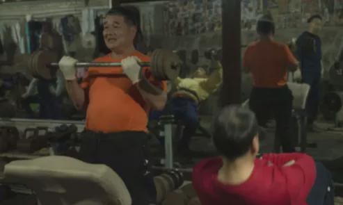 这可能是北京最破的健身房，却是撸铁者的天堂...