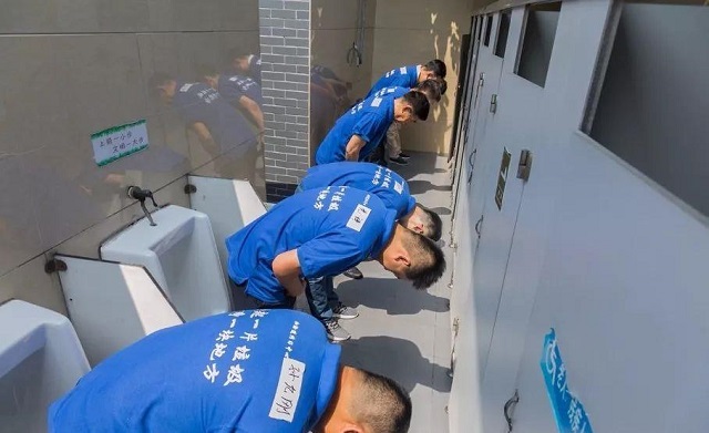 可敬！日本“扫除道”创始人,坚持清扫厕所55年,年收入1400亿日元