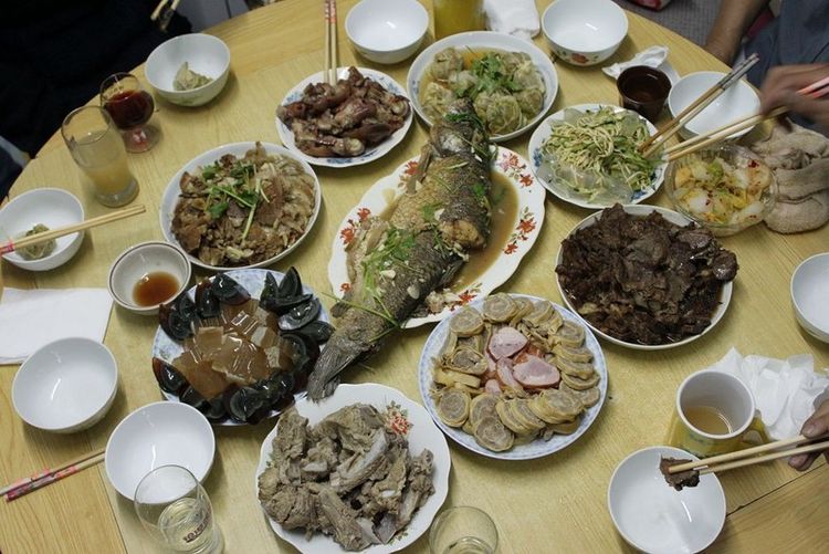 媳妇每回吃完家婆做的饭总感冒，有回跟丈夫换碗，丈夫吃完蒙住