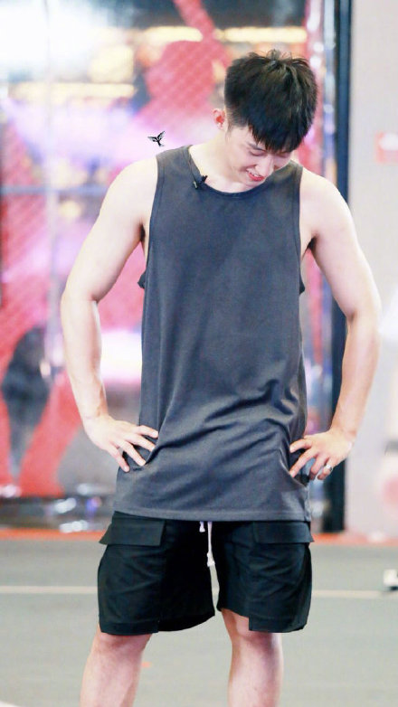 黄景瑜fila,黄景瑜运动风穿搭