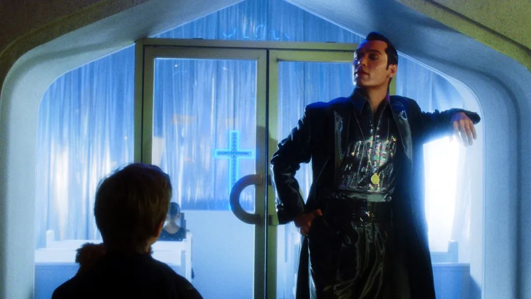 凡尔赛学经典反例，这部电影讲述了虚假繁荣的极端