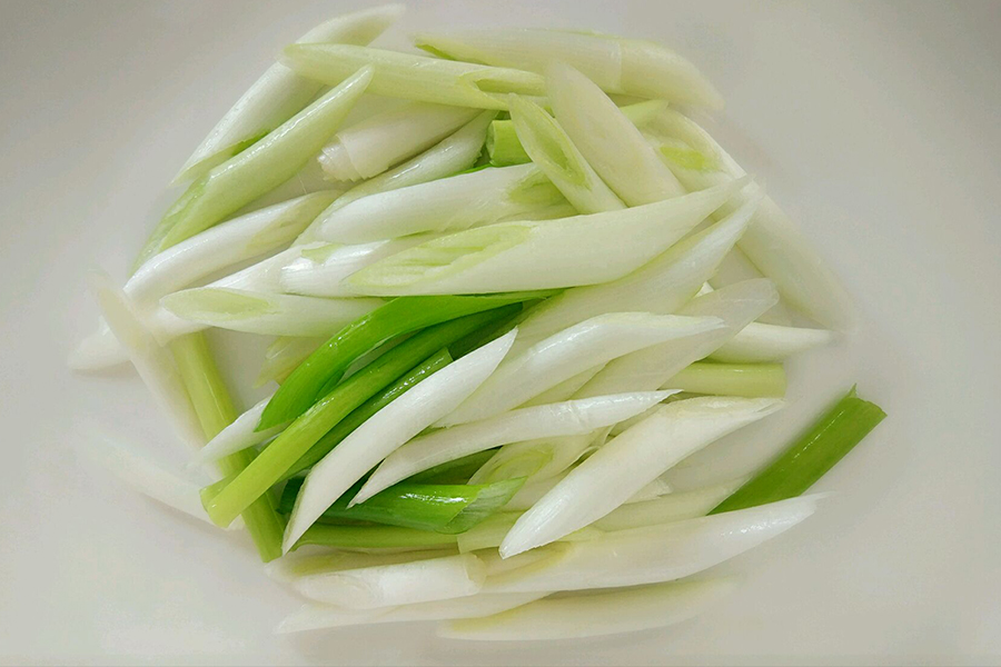 生活中的异味怎么去除，饭糊味可以用大葱，做鱼不腥就用牛奶